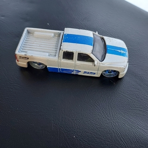 Maisto 2004 Chevrolet Silverado SS Pickup Blue/White Truck - Picture 3 of 5